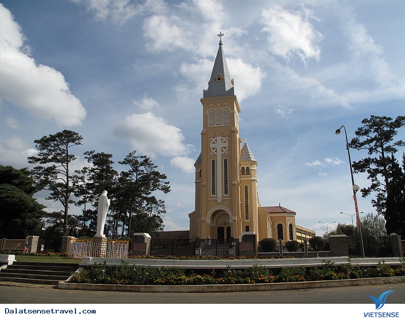 Check In Hai Nhà Thờ View Đẹp Bậc Nhất Đà Lạt - Ảnh 2 Check In Hai Nhà Thờ View Đẹp Bậc Nhất Đà Lạt - Ảnh 2