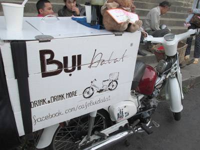 Cà phê vỉa hè phố núi Cà phê vỉa hè phố núi