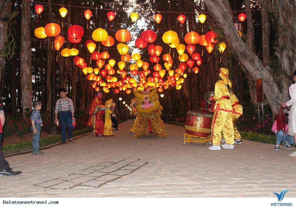 Dinh thự vua Bảo Đại rực rỡ ánh đèn lồng đón trung thu - Ảnh 3 Dinh thự vua Bảo Đại rực rỡ ánh đèn lồng đón trung thu - Ảnh 3