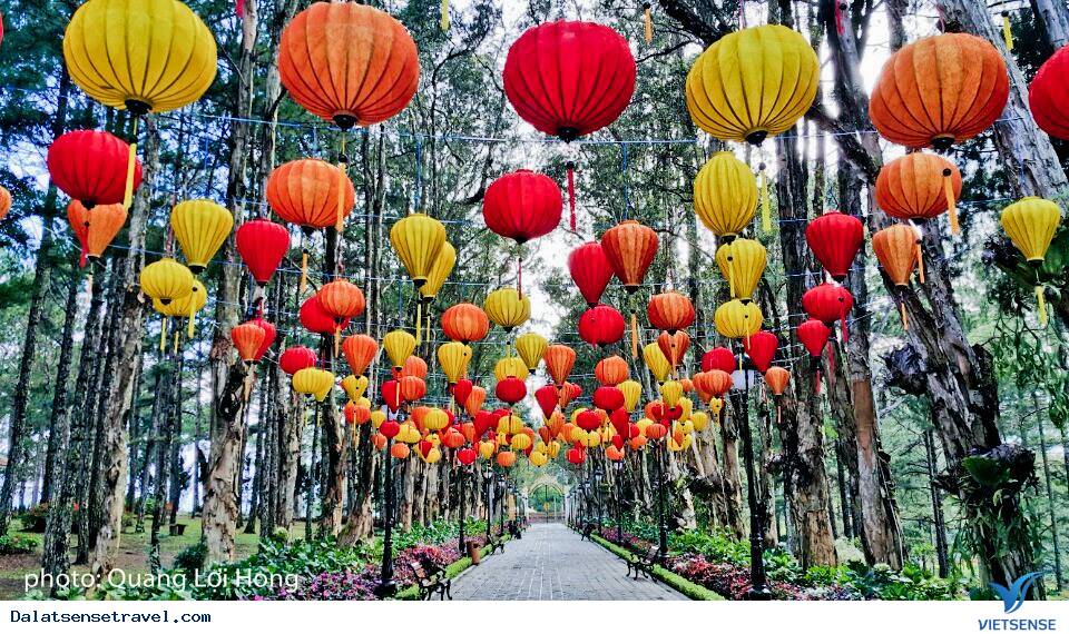 Dinh thự vua Bảo Đại rực rỡ ánh đèn lồng đón trung thu - Ảnh 1 Dinh thự vua Bảo Đại rực rỡ ánh đèn lồng đón trung thu - Ảnh 1